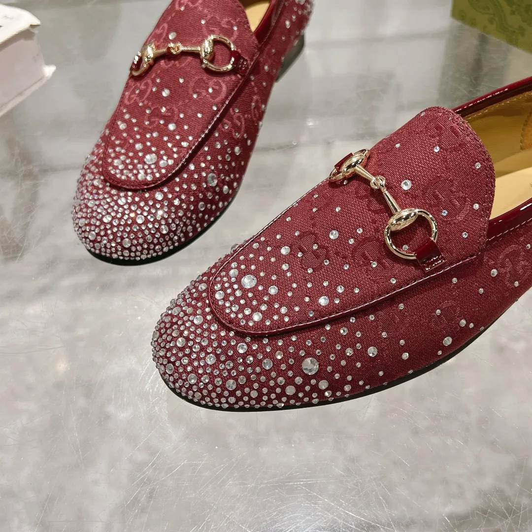 👟👟Ex-factory price 500👟👟 Genuine leather sole +50 (35-41) (41/42 customized) As an outstanding representative of Gucci’s design heritage, the Jordaan series of loafers with horsebit buckles vividly highlight the classic and elegant style. Crafted from the brand's signature monogram canvas, this shoe is timeless. Made from soft material and with a refined, smooth silhouette, these shoes are a perfect expression of everyday elegance. Gucci Angora Red GG Canvas Women Light Gold Tone Hardware Horsebit Faceted Crystal Detail Leather Sole Flat.